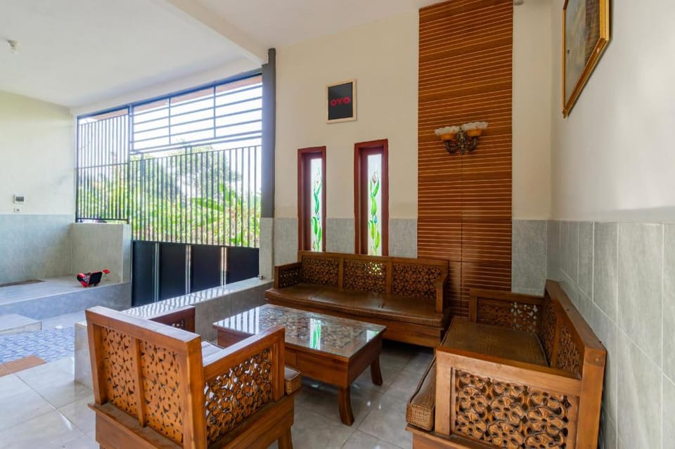 SPOT ON 93965 Ibrahim Guest House Syariah Hotel in East Java