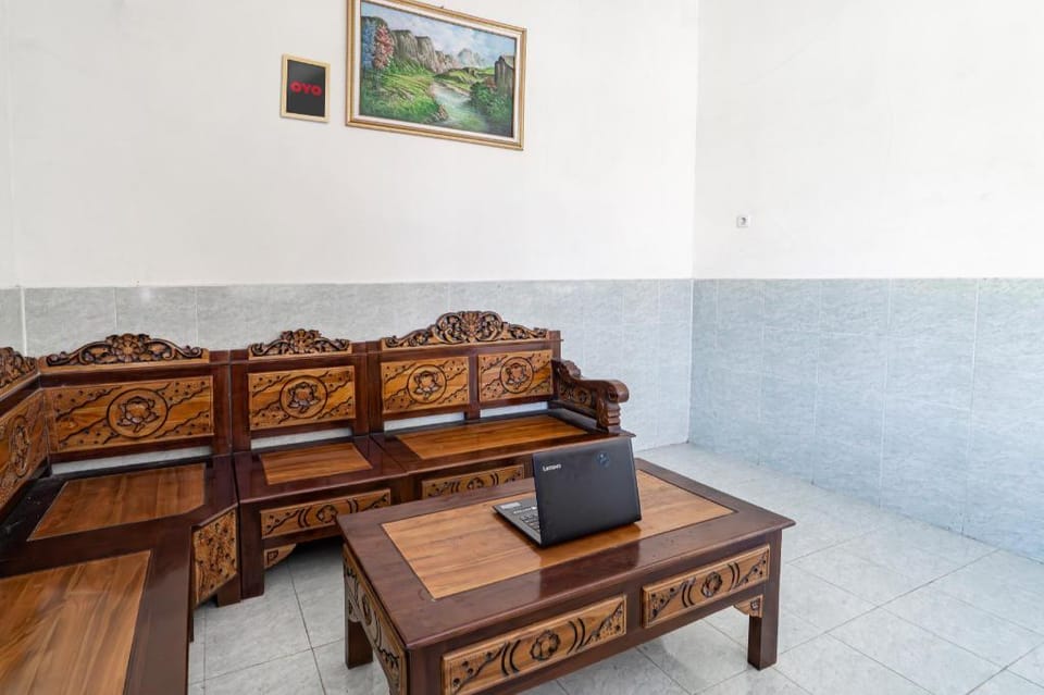 SPOT ON 93966 Dhiya Guest House Syariah Hotel in East Java