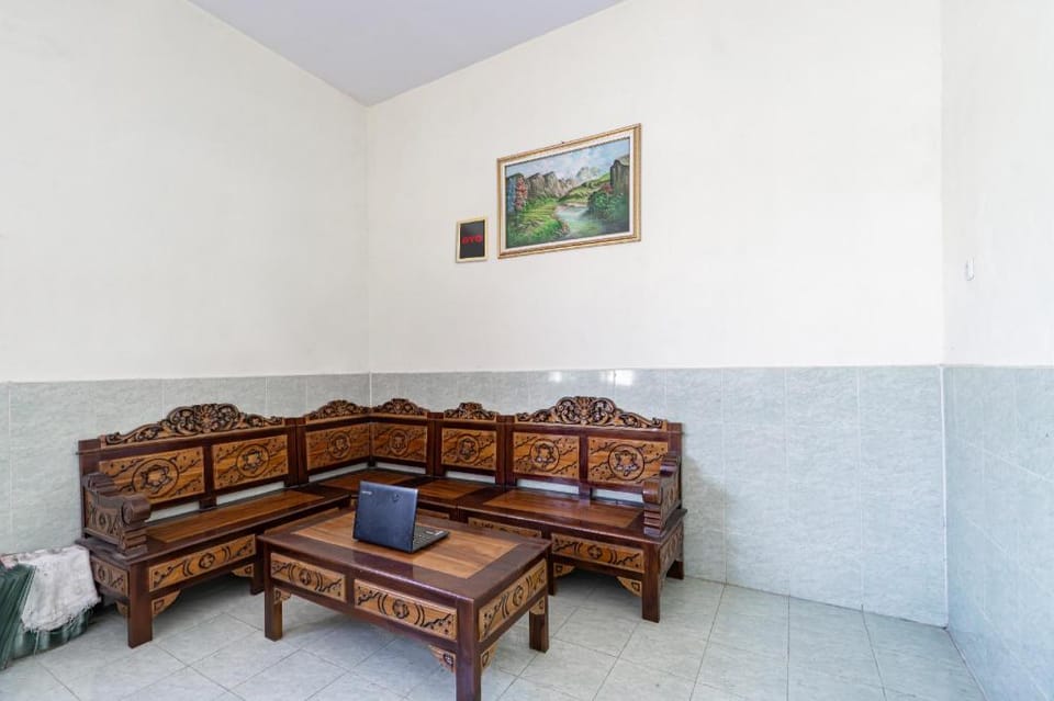 SPOT ON 93966 Dhiya Guest House Syariah Hotel in East Java