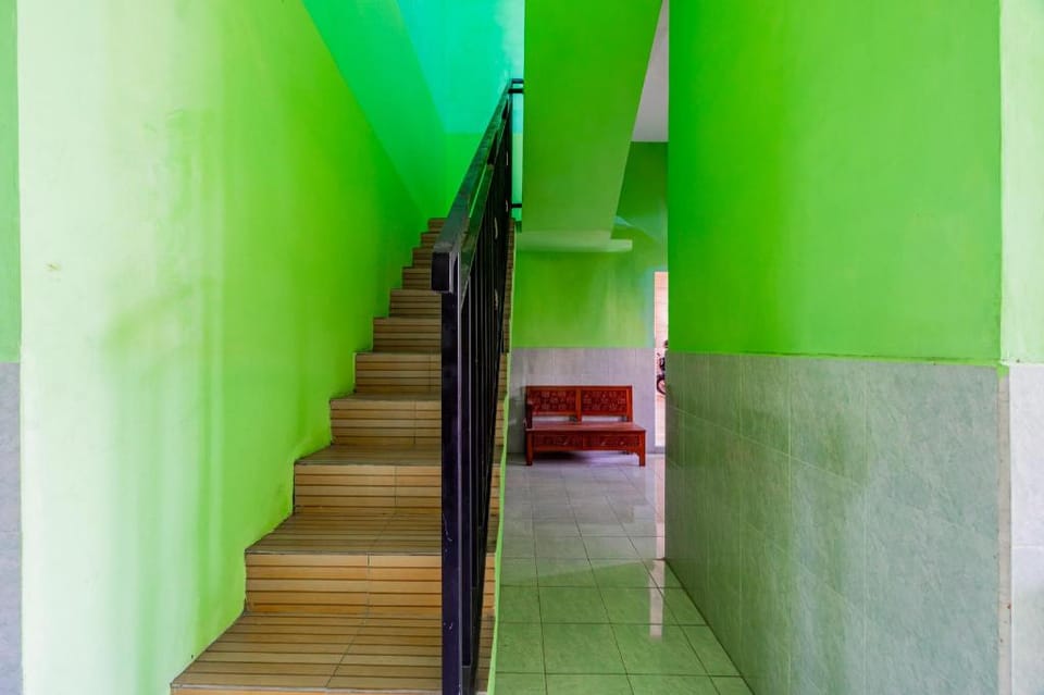 SPOT ON 93967 Hasna Guest House Syariah Hotel in East Java