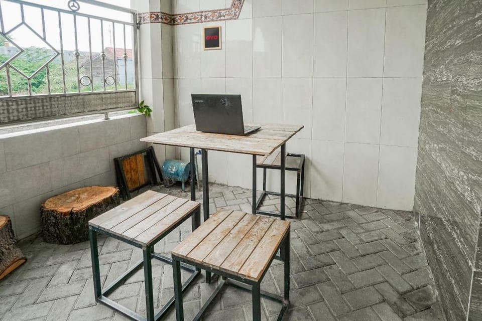 SPOT ON 93967 Hasna Guest House Syariah Hotel in East Java