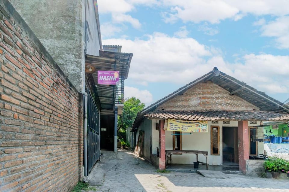 SPOT ON 93967 Hasna Guest House Syariah Hotel in East Java