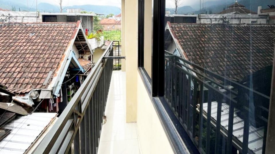 Griya Pradipa Syariah Near Balai Kota Batu Mitra RedDoorz Hotel in Batu