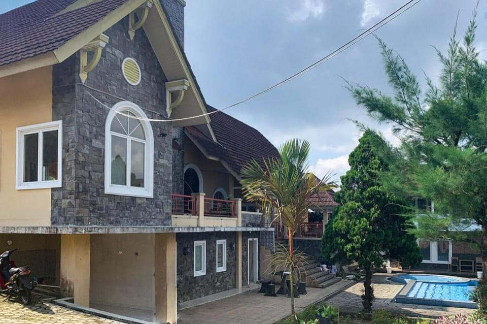 Urbanview Hotel Villa Q Gisting by RedDoorz Hotel in Indonesia