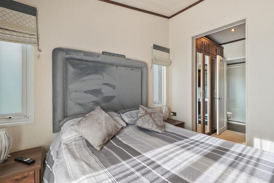 Cormorant - Luxury Lodge Close to the Beach Lodge in Wales