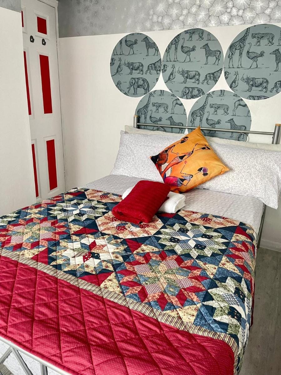 Westfield Gardens Apartment - 3 bedrooms Apartment in Ilford