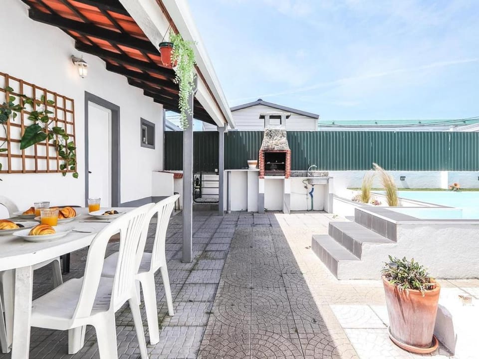 Vita Portucale ! Charneca Caparica Pool Vacation rental in Costa da Caparica