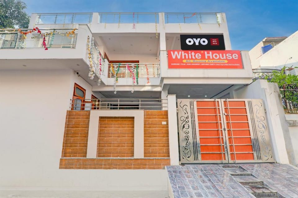 Hotel O White House Hotel in Lucknow