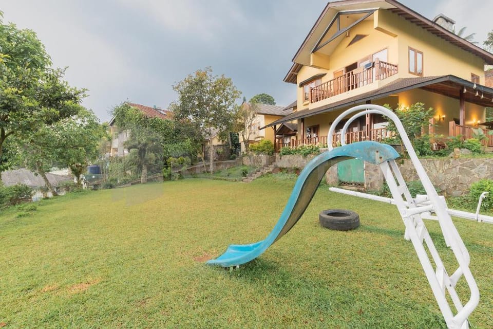 Villa d'Oasis 2 Puncak Mitra RedDoorz Hotel in Cisarua