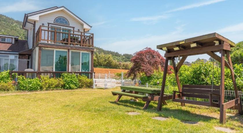 Yeosu Noeul Walk Pet Pension Bed and Breakfast in South Korea