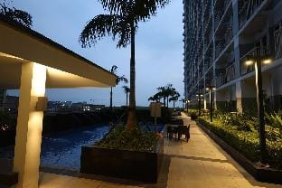 Maru Suite Coast 37F; Elegant Bay View Suite Apartment in Pasay