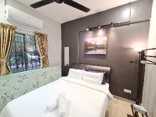 9-18Pax MUSLIM FRIENDLY, BEACHFRONT, POOL, BBQ Apartment in Port Dickson