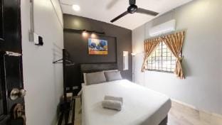 9-18Pax MUSLIM FRIENDLY, BEACHFRONT, POOL, BBQ Apartment in Port Dickson