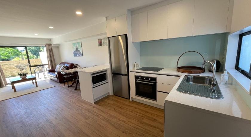 Modern Home By The Reserve Apartment in Auckland