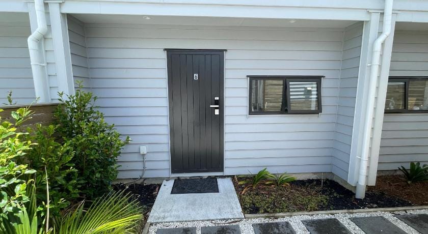 Modern Home By The Reserve Apartment in Auckland