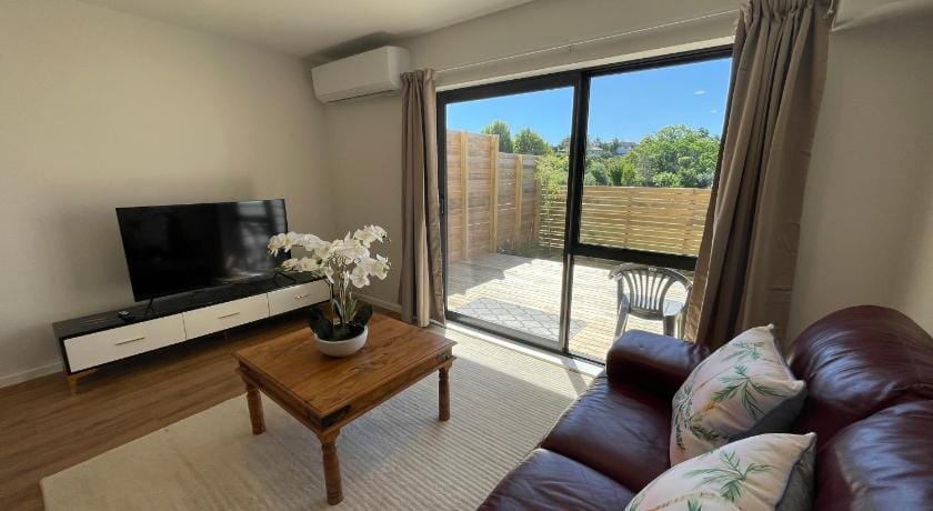 Modern Home By The Reserve Apartment in Auckland