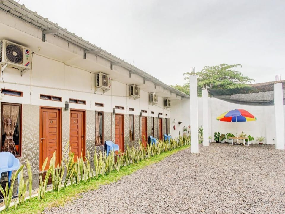 OYO 90124 Oemah Ratu Hostel Syariah Hotel in Indonesia