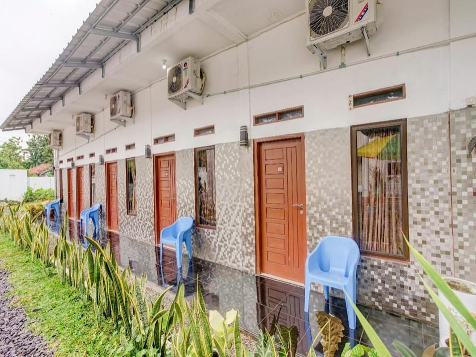 OYO 90124 Oemah Ratu Hostel Syariah Hotel in Indonesia