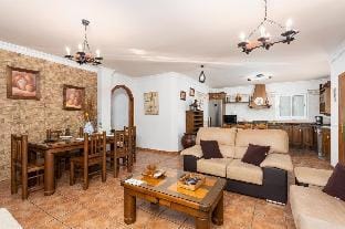 Villa Cecilia Large Private Pool, A/C, WiFi Apartment in Costa Tropical