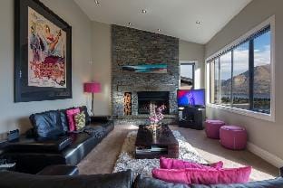 Villa Moana |Gas Fire |BBQ |Free Parking Vacation rental in Queenstown
