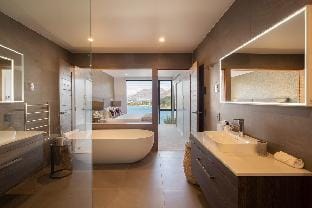 Lakehouse 1|Free Parking |Walk To Town|Fire Place Villa in Queenstown