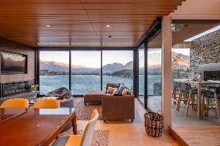 Lakehouse 1|Free Parking |Walk To Town|Fire Place Villa in Queenstown