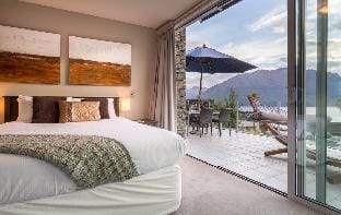 Luxury on Belfast |Free Parking |Gas Fire |BBQ |AC Vacation rental in Queenstown