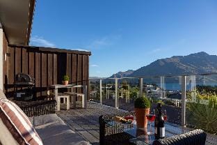 Villa Habeke |Lake Views |Gas Fire |AC |BBQ Vacation rental in Queenstown