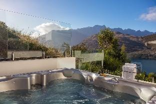 Alpine Edge Villa |Gas Fire Place|Hot Tub|BBQ Villa in Queenstown