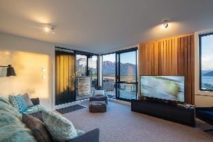 Highlands Apt |Lake Views |Free Parking |BBQ Vacation rental in Queenstown