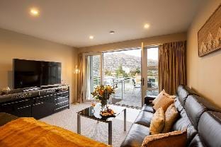 Remarkable Apt |Pet Friendly |Lake Views |Garage Vacation rental in Queenstown
