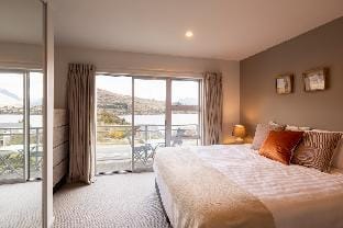 Remarkable Apt |Pet Friendly |Lake Views |Garage Vacation rental in Queenstown