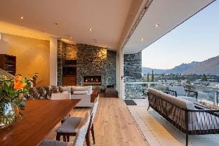 Villa Antrim| Lake Views|Gas Fire|Hot Tub| Villa in Queenstown