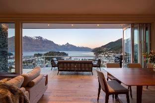 Villa Antrim| Lake Views|Gas Fire|Hot Tub| Villa in Queenstown