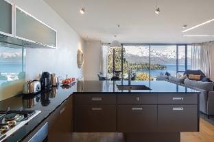Villa Pukaki |Gas Fire |Free Parking |Lake Views Vacation rental in Queenstown