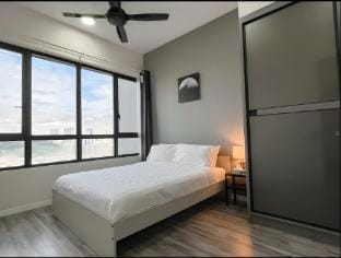 Cozy 3BR [2-8pax] 65"TV near MidValley/Pavilion 2 Apartment in Federal Territory of Kuala Lumpur