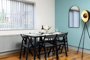 Leeds 3 Bedroom , Sleeps 6 with Garden & Parking Vacation rental in Leeds