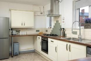 Leeds 3 Bedroom , Sleeps 6 with Garden & Parking Vacation rental in Leeds