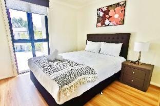 Adorable 3 Br townhouse with wifi & parking Villa in Sydney