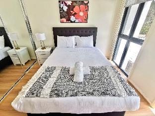 Adorable 3 Br townhouse with wifi & parking Villa in Sydney