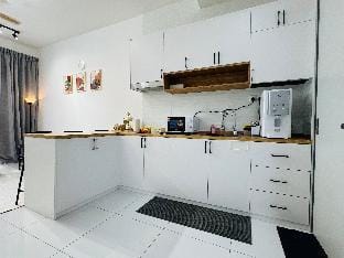 Sky Trees Bukit Indah Aeon with Wifi Netflix Apartment in Johor Bahru