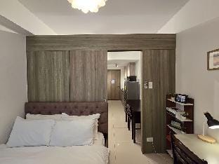 Condotel 1BR Unit w/ Balcony FAME Residences #FM21 Vacation rental in Mandaluyong