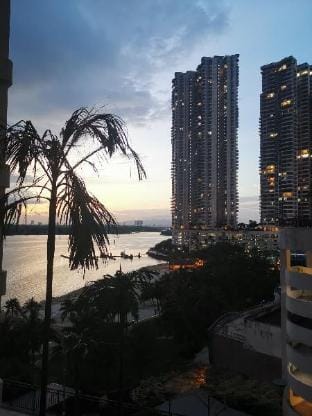 Danga Bay，Retro Style Beachfront Condo near JB CIQ Vacation rental in Johor Bahru
