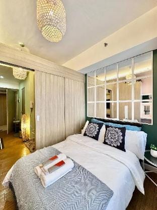 “Kisha’s Crib: Grace, Netflix, Fast Net, Washing” Apartment in Makati