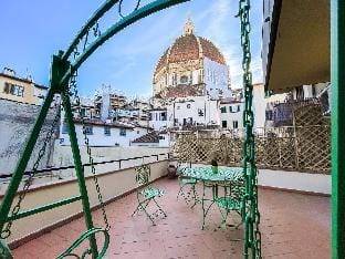Terrace Studio, Recently Renovated, Stunning View Apartment in Florence