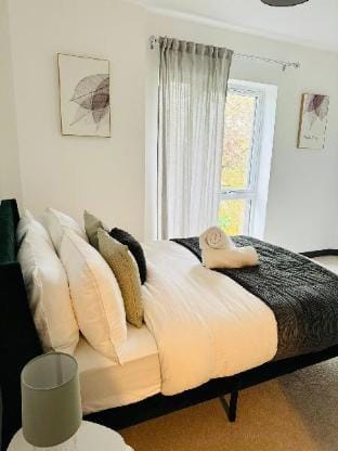 Luxury 2 Bed & 2 Bath Flat with Private Parking  Vacation rental in Maidstone