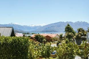 Penshurst | Lake views | Spa pool | Close to town Vacation rental in Wanaka