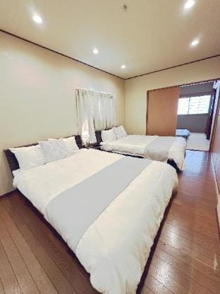 "Rakukyo HOUSE Tsuruhashi" 3-Story Whole House Rental 5 Minutes Walk from Tsuruhashi Station Vacation rental in Osaka