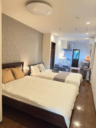 "Rakukyo HOUSE Tsuruhashi" 3-Story Whole House Rental 5 Minutes Walk from Tsuruhashi Station Vacation rental in Osaka