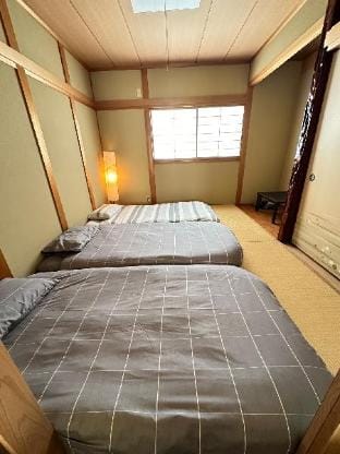 "Rakukyo HOUSE Tsuruhashi" 3-Story Whole House Rental 5 Minutes Walk from Tsuruhashi Station Vacation rental in Osaka